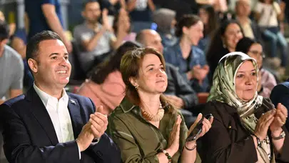 Balıkesir Büyükşehir Belediye Başkanı Ahmet Akın Kuvayımillye’nin zeybeklerini vatandaşlarla izledi