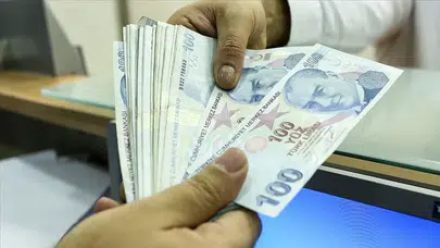 Emekliler Kadıköy'de pankart açtı: Dilenci değiliz emekliyiz