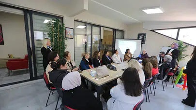 İzmir Bayraklı'da kadınlar, danışma merkezi atölyelerinde bir araya geliyor