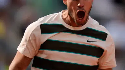 Carlos Alcaraz Jannik Sinner'i setlerde 3-2 yenerek Fransa Açık (Roland Garros) 2025 şampiyonu oldu