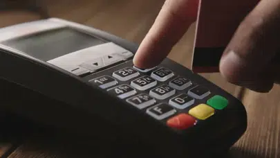 Garsonun yaptığına da bakın!