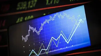 Ekonomist Eğilmez'den yatırımcılara uyarı: Altın, borsa ve dövizden biri düşecek