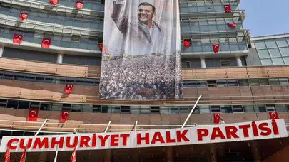 Ferdi Zeyrek'in fotoğrafı CHP Genel Merkezi binasına asıldı