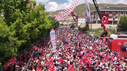 CHP mitinginde bir vatandaş: Yavaş yavaş geliyoruz. Özel özel ilerliyoruz
