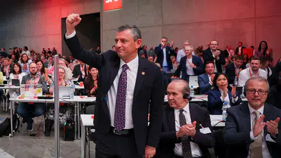 Özgür Özel Berlin'de SPD Kongresi'nde Martin Schulz ile görüştü