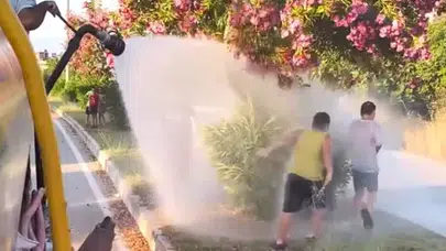 Manavgat'ta çocuklara arazözle su sürprizi ile serinletici yaz eğlencesi!