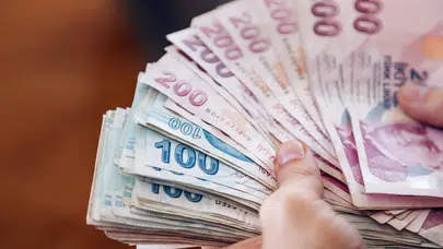 Hatay’da ödemelerini alamayan TOKİ işçileri çatıya çıktı! 2 işçi gözaltına alındı