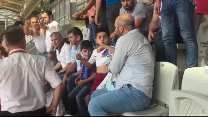 Başakşehir 'taraftarlarının' formasını çıkardığı çocuklara Trabzonspor'dan jest