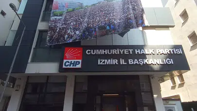 Ferdi Zeyrek'in Posteri, CHP İzmir İl Binasına Asıldı