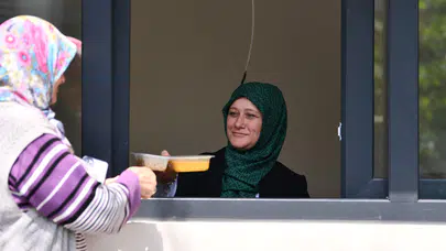 Balıkesir Büyükşehir yeni projesi Yakın Mutfak binlerce kişiye sıcak yemek ulaştırdı