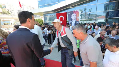 Bayraklı Belediye Başkanı Önal, personelle bayramlaştı: Bu kenti sizinle güzelleştiriyoruz