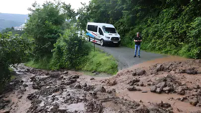 Trabzon'da sağanak etkili oldu: Sahil Yolu’nu su bastı