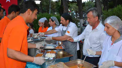 MENEMEN'DE 7 BİN KİŞİ BİRLİKTE ORUÇ AÇTI