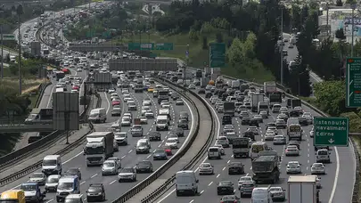 Yollarda bayram trafiği yoğunluğu yaşanıyor