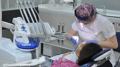 İsveç'te ‘çocuklarının dişlerini fırçalamayan’ ebeveynlere hapis cezası