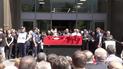 Ferdi Zeyrek son yolculuğuna uğurlanıyor! Özgür Özel gözyaşlarını tutamadı: Şimdi bizim yükümüz her şeyden ağır