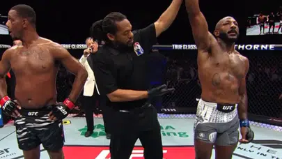 Rountree, UFC Baku'da eski şampiyon Hill'i yendi
