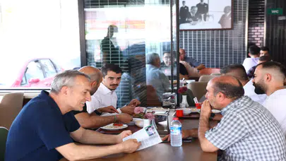 Çankaya Belediye Başkanı Hüseyin Can Güner, Vatandaşlarla Birlikte Öğle Yemeği Yedi