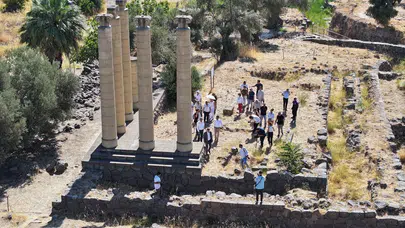 İzmir’in Kalbindeki Antik Kent: Cemil Tugay Smyrna Kazı Alanını Ziyaret Etti