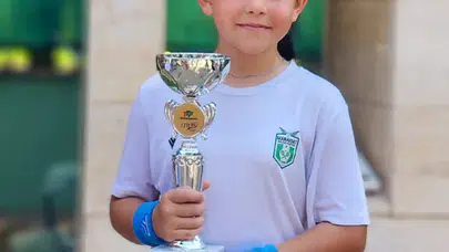 Güneş Bulut, Antalya'da düzenlenen tenis turnuvasında ikinci olarak Manavgat'ı gururlandırdı