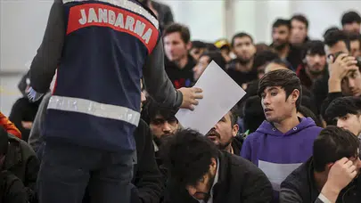 Türkiye'de 572 düzensiz göçmen yakalandı, dönüş işlemleri başladı!