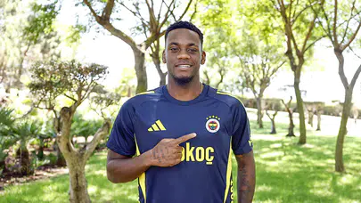Fenerbahçe’nin Yeni Yıldızı Jhon Duran İlk Maçında İki Golle Fırtına Gibi Esti!