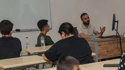 İzmir’de Gençlerin Geleceğine Rehberlik Ediliyor