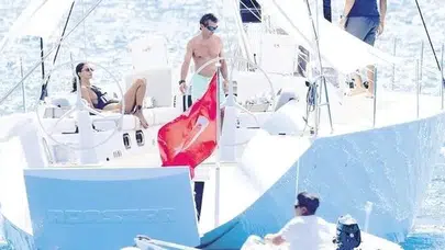 Cem Hakko ve Nazlı Kayaaslan'dan teknede romantik tatil!
