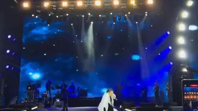 Bayhan'ın Bursa Konserinde Sahne Kazası, İzleyicileri Korkutsa da Performansına Devam Etti
