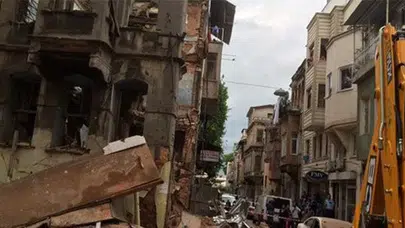 Kumkapı'da bina çöktü! 1 çocuk enkazda kaldı