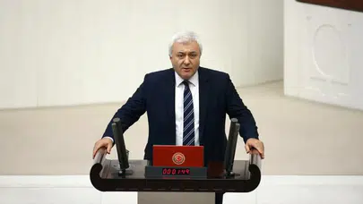 Tuncay Özkan’dan Çarpıcı İddia: Çeşme Projesi Alanındaki Orman Yangını Tesadüf Mü, Planlı Bir Sabotaj Mı?