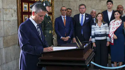 CHP Lideri Özgür Özel, Lozan’ın 102. Yılında Anıtkabir’i Ziyaret Etti