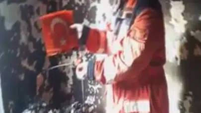 Yangında eşyalar kül olurken, Türk bayrağı yanmadı