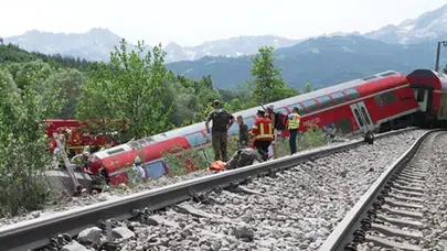 Bad Zwischenahn’da Tren Kazası: Otomobile Çarpan Tren Can Aldı