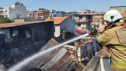 İzmir'in Konak ilçesinde çıkan yangında 1 itfaiye eri yaralandı, 5 ev hasar gördü