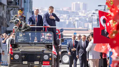 İzmir'de 30 Ağustos Zaferi coşkuyla kutlandı, askeri geçit töreni büyük ilgi gördü