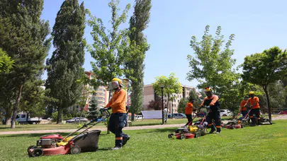 Çankaya Belediyesi park bakımına hız verdi; yabani otlar temizleniyor!