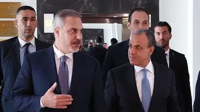 Türkiye-Mısır Diplomasi Rüzgarı: Hakan Fidan Alameyn’de Bedir Abdulati ile Bir Araya Geldi