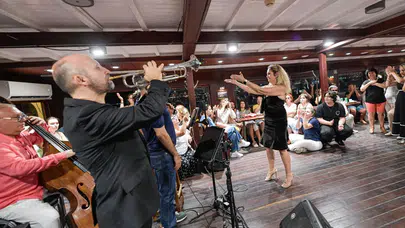 İzmir Körfezi'nde büyülü Caz Gecesi: Nükhet Yalçın Jazz Quartet dinleyicileri mest etti