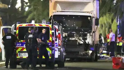 Hollande: Nice'teki saldırı sonrası ülkede olağanüstü hâl 3 ay daha uzatılacak