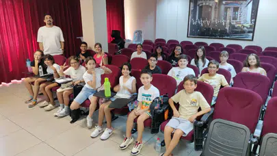 İzmir Çiğli Gençlik Tiyatrosu yeni sezona "Sihirli Kitap Curcuna Orman Ülkesi" ile merhaba dedi