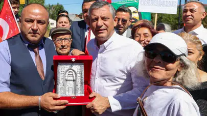 CHP lideri Özgür Özel, Cuma Namazını Sivas Divriği Ulu Cami'de Kıldı