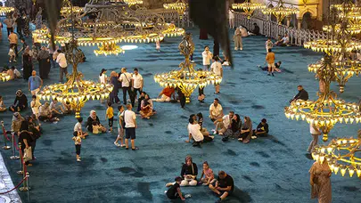 Ayasofya’da Kitap Yakıp Halıyı Yaktı: İstanbul Emniyeti Olayla İlgili Açıklama Yaptı