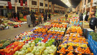 Pazar Ziyaretinde Ekonomi Konuşuldu: “İki Şeftaliye 50 Lira Verdik”
