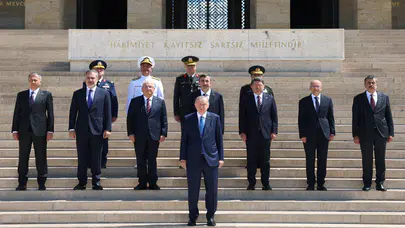 Erdoğan ve YAŞ Üyeleri Anıtkabir'de: Eğitimle Liderlik Vurgusu