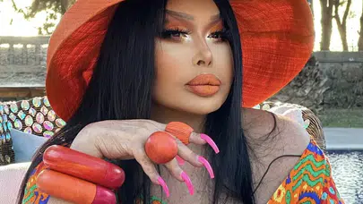 Bülent Ersoy’dan Makyajsız Halinde Magazin Muhabirlerine ‘Diva’ Bakışı!