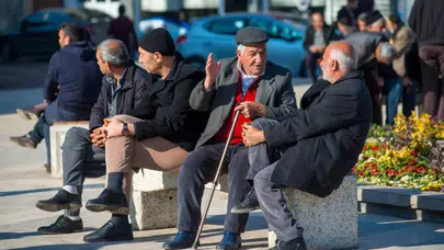 CHP sahada: “Bir simit 20, bir öğün 500 lira; emekli açlıkla savaşıyor”