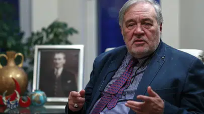 Prof. Dr. İlber Ortaylı: Tarihi camiler otopark oldu, siz hiç Duomo'nun, Floransa Katedrali'nin ve Signoria'nın önünde böyle manzaralar görüyor musunuz?