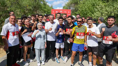 CHP Lideri Özgür Özel, koşuya katıldı: Hepimizin ödülü, İmamoğlu'na özgürlük isteyen tişörtler