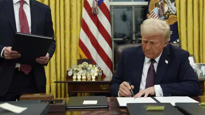 ABD Başkanı Trump'tan yeni vize düzenlemesi: 100 bin dolar ve "Altın Kart" ile oturma izni fırsatı